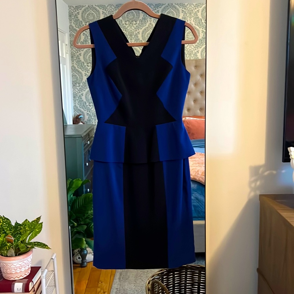 Slimming fitted abstract dress